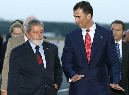 El príncipe Felipe habla con el presidente de Brasil, Luiz Inàzio Lula da Silva, anoche en el aeropuerto de Torrejón.