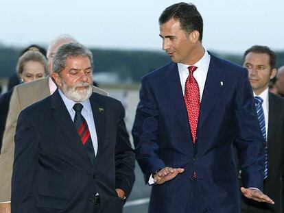 El príncipe Felipe habla con el presidente de Brasil, Luiz Inàzio Lula da Silva, anoche en el aeropuerto de Torrejón.