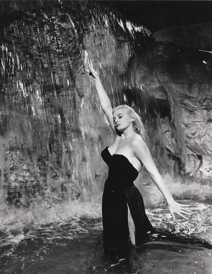 Anita Ekberg bajo las aguas de la Fontana di Trevi, uno de los momentos cumbre del erotismo en el cine de Fellini en 'La dolce vita' (1960).