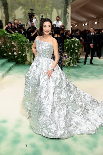 La actriz Michelle Yeoh apostó por vestido plateado con efecto arrugado y escote palabra de honor de Balenciaga.