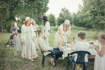 Los estonios mantuvieron sus tradiciones a pesar de la dominación soviética, como la celebración de Jaanipäev durante el solsticio de verano.