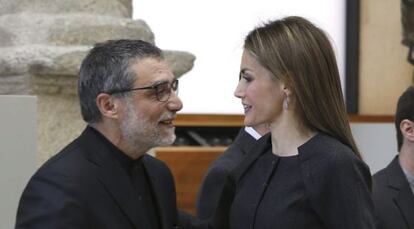 La Reina doña Letizia conversa con el artista Jaume Plensa en el Claustro de los Jerónimos del Museo del Prado, en el que le ha hecho entrega del Premio Velázquez de las Artes Plásticas.