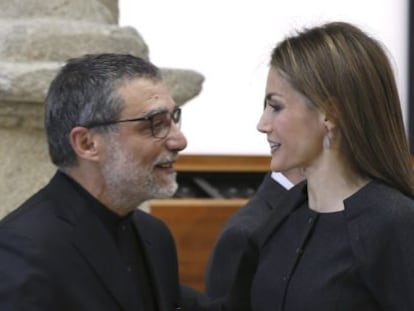 La Reina do&ntilde;a Letizia conversa con el artista Jaume Plensa en el Claustro de los Jer&oacute;nimos del Museo del Prado, en el que le ha hecho entrega del Premio Vel&aacute;zquez de las Artes Pl&aacute;sticas.