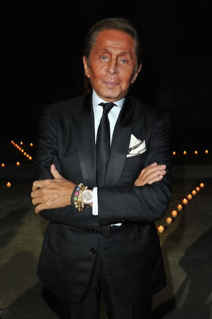 El diselador Valentino contrastaba su naranja natural con el dresscode negro.