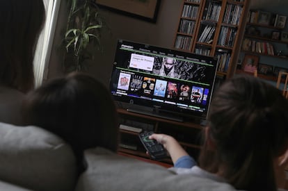 Una familia ve la televisión de una plataforma de pago.