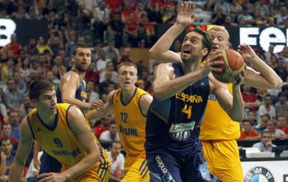 Pau Gasol, ante los jugadores de Ucrania, el pasado 21 de agosto.