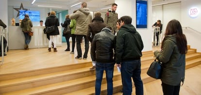 J&oacute;venes ayer en la oficina de contrataci&oacute;n de Inditex en Madrid.