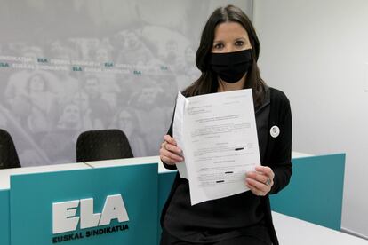 La abogada y demandante de las 24 semanas de permiso, Zuriñe Quintana, en la sede del sindicato ELA.