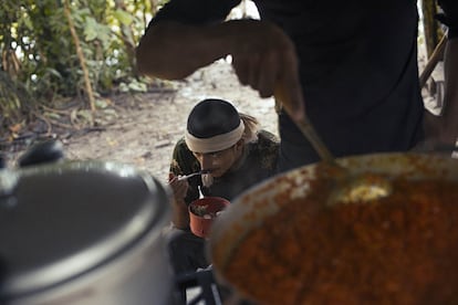 Por lo general, la dieta de los guerrilleros en este campamento se centraba en arroz con frijoles.