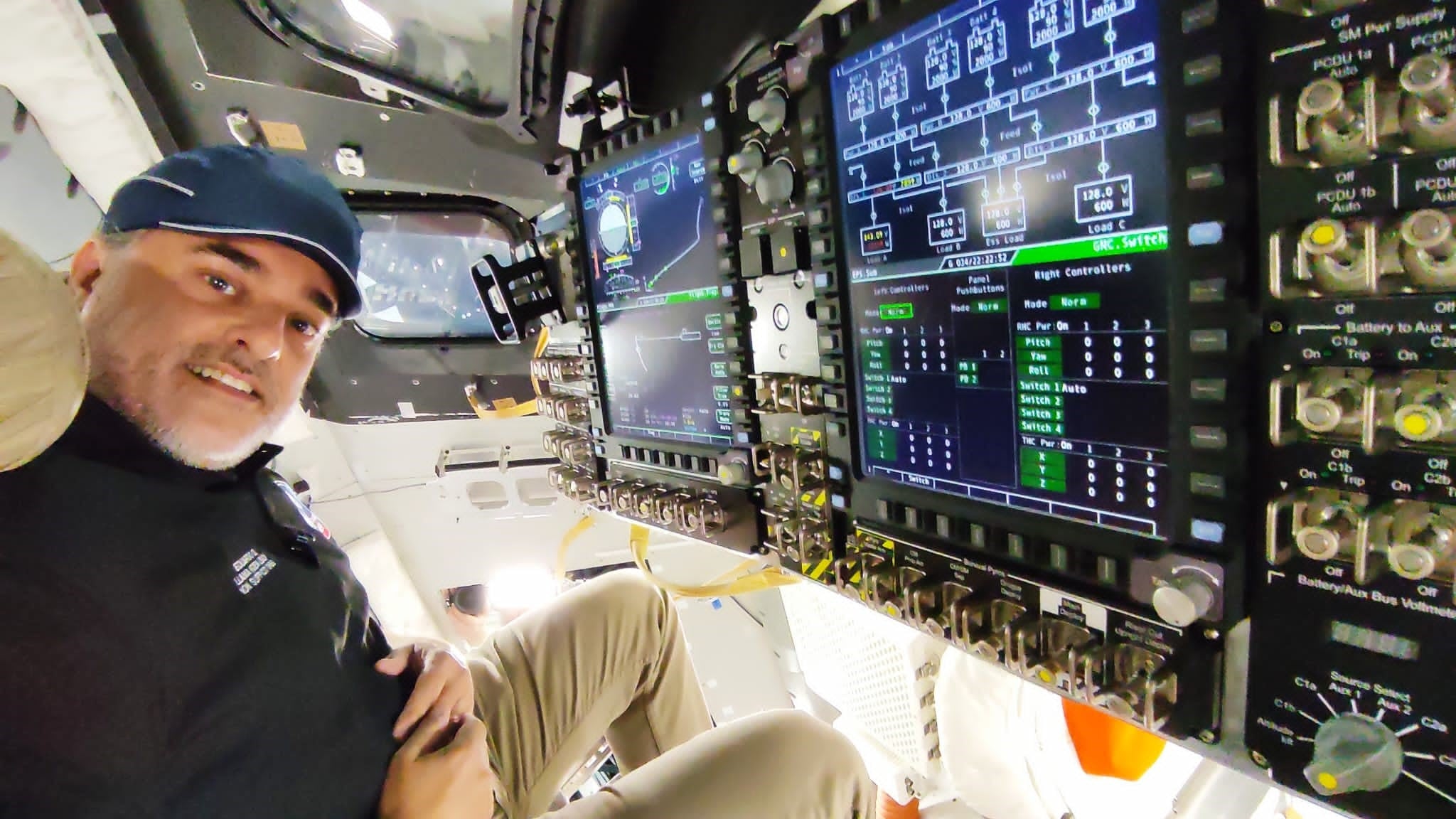 El ingeniero español Eduardo García Llama, en el simulador de vuelo de la nave Orion.