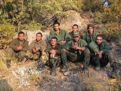 Los ocho soldados turcos liberados por los guerrilleros del Partido de los Trabajadores del Kurdistán.