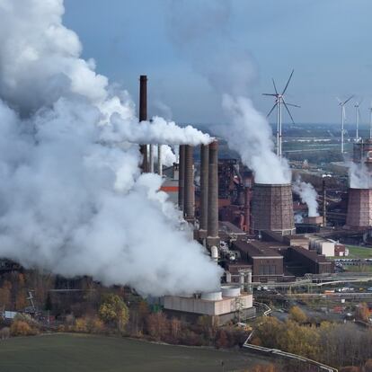 SALZGITTER, GERMANY - NOVEMBER 22: In this aerial view water vapour and exhaust rise from the steel mill of Salzgitter AG, one Europe's largest steel producers, on November 22, 2023 in Salzgitter, Germany. Demands are rising that countries participating in the upcoming UNFCCC COP28 climate conference in Dubai agree on a roadmap for phasing out the use of fossil fuels. Meanwhile the United States and China have agreed to triple global renewable energy production by 2030, raising hope that real progress on mitigating climate change will be possible at COP28. The Salzgitter mill was Germany's fourth biggest emitter of CO2 in 2022. The company is investing heavily towards CO2-free steel production. (Photo by Sean Gallup/Getty Images)