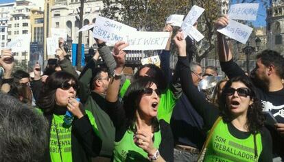 Profesores interinos protestan en una masclet&agrave; de la plaza del Ayuntamiento de Valencia.