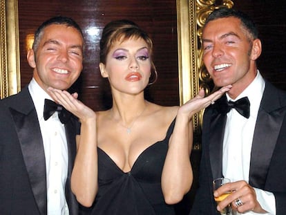 Los fundadores de Dsquared, Dean y Dan Caten, con Brittany Murphy en una fiesta en Milán celebrada en 2006, tres años antes de la muerte de la actriz.