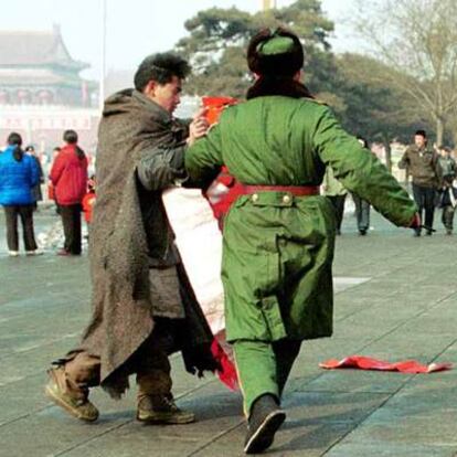 Un hombre es detenido en Tiananmen, en enero de 2001, un día después de la inmolación de cinco miembros de Falun Gong.