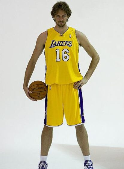 Pau Gasol con la equipación de los Lakers.