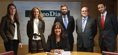 De izquierda a derecha, en pie: Mar&iacute;a Lacasa, responsable de estrategia y activaci&oacute;n de marca de Endesa; Bel&eacute;n Pando, subdirectora de publicidad y patrocinios en Mutua Madrile&ntilde;a;Jos&eacute; Mar&iacute;a de Lara, de Repsol;Sandalio G&oacute;mez, profesor em&eacute;rito del IESE; y Enrique Geijo, director de patrocinios de Banco Santander. Sentada, Milagros Vior, subdirectora de relaciones p&uacute;blicas y patrocinio de Repsol.