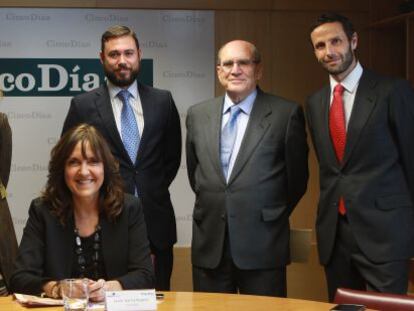 De izquierda a derecha, en pie: Mar&iacute;a Lacasa, responsable de estrategia y activaci&oacute;n de marca de Endesa; Bel&eacute;n Pando, subdirectora de publicidad y patrocinios en Mutua Madrile&ntilde;a;Jos&eacute; Mar&iacute;a de Lara, de Repsol;Sandalio G&oacute;mez, profesor em&eacute;rito del IESE; y Enrique Geijo, director de patrocinios de Banco Santander. Sentada, Milagros Vior, subdirectora de relaciones p&uacute;blicas y patrocinio de Repsol.