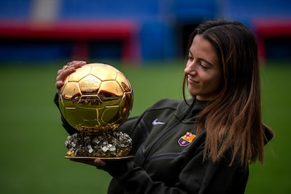 Aitana Bonmatí mira a su Balón de Oro, este jueves en Barcelona.