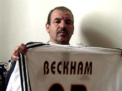 Mohamed Bekkali muestra la camiseta del Real Madrid que su hijo tiene en la vivienda de Tánger.