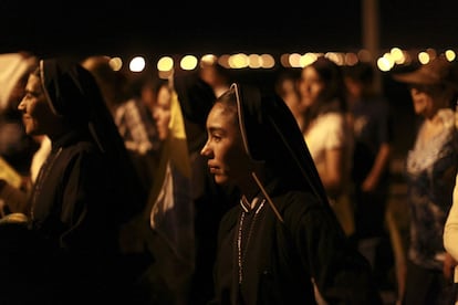 Un grupo de monjas toman posiciones en el parque del Bicenterio, un día antes de la celebración de la misa por parte de Benedicto XVI.