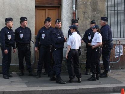Polic&iacute;as y gendarmes franceses ante la puerta de la casa en la que se ocultaba Thierry.