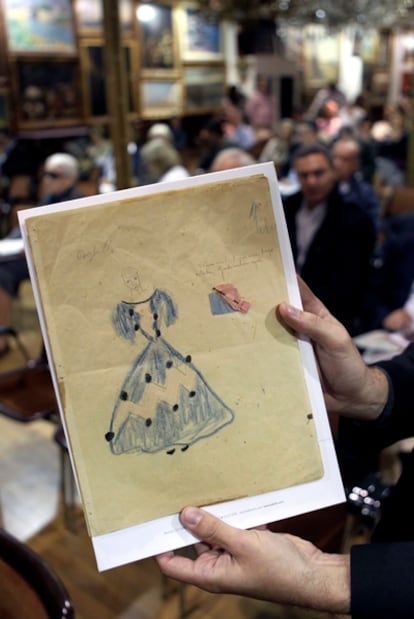 Vista del boceto original de un vestido para la actriz Margarida Xirgu, uno de los diez dibujos que el poeta Federico García Lorca creó para los personajes de su obra 'La zapatera prodigiosa'.