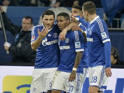 Farfán, felicitado por un gol con el Schalke 
 
  