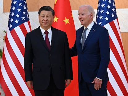 El presidente de China, Xi Jinping (izquierda), y su homólogo estadounidense, Joe Biden, en la cumbre del G-20 en Bali el 14 de noviembre.