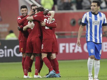 Los jugadores del Liverpool celebran un gol ante el desconcierto de Celso Ortíz de Monterrey.