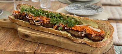 Pedazo de bánh mì para hincarte en la piscina