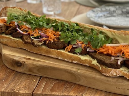 Pedazo de bánh mì para hincarte en la piscina