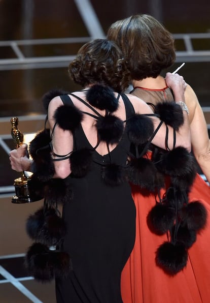 La productora Dana Perry y la directora Ellen Goosenberg Kent se retiran del escenario con el Oscar al mejor corto documental.