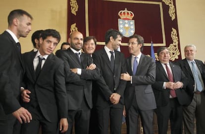 Alberto N&uacute;&ntilde;ez Feij&oacute;o (segundo por la derecha), junto al presidente del Deportivo y a los jugadores en la recepci&oacute;n de la pasada semana.