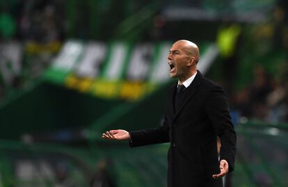 Zinedine Zidane da instrucciones a su equipo desde la banda.