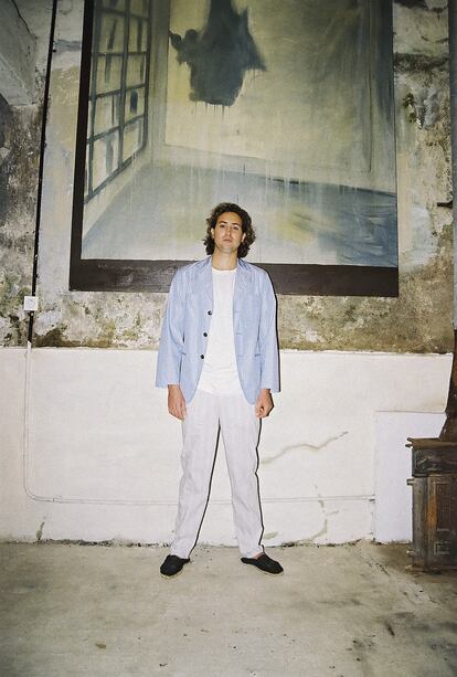 Cy Schnabel, con chaqueta y pantalón Hermès, ante la obra 'Untitled' (2004) de Alejandro Garmendia.
