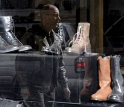 Un escaparate en Saks Fifth Avenue en Nueva York, Estados Unidos. Activistas convocaron una protesta de cuatro días frente a los almacenes Saks, y exhortaron al público a no comprar en la famosa tienda. EFE/Archivo