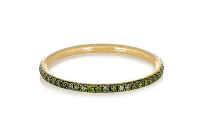 Este anillo de oro amarillo y esmeraldas es un diseño de la diseñadora griega Ileana Makri. (975 euros)
