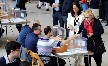 Votantes en un colegio de Girona, el pasado 28 de abril.