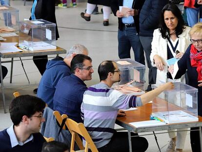 Votantes en un colegio de Girona, el pasado 28 de abril.