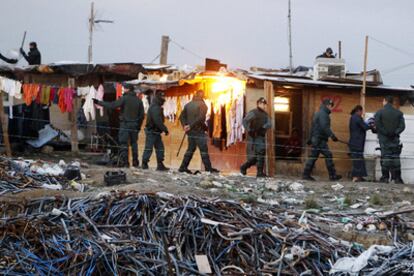 Civil Guard agents during the raid on the shantytown of El Gallinero, outside Madrid.