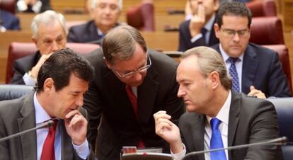 El presidente de la Generalitat, Alberto Fabra, junto al vicepresidente, José Ciscar, y al consejero de Economía, Juan Carlos Moragues, en el pleno.