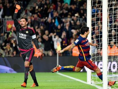 Luis Su&aacute;rez celebra uno de sus goles frente al Betis. 