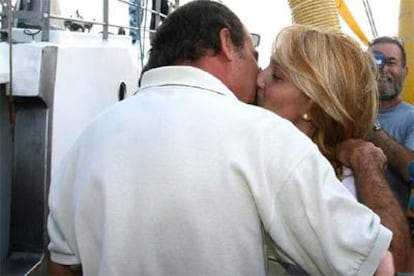 El patrón del pesquero,  José Durá, se reencuentra con su esposa con un beso.