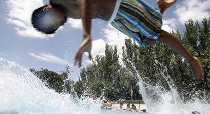 Un joven se tira de cabeza en el polideportivo del Lago de la Casa de Campo