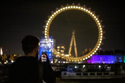 Usuario de móvil en Londres.