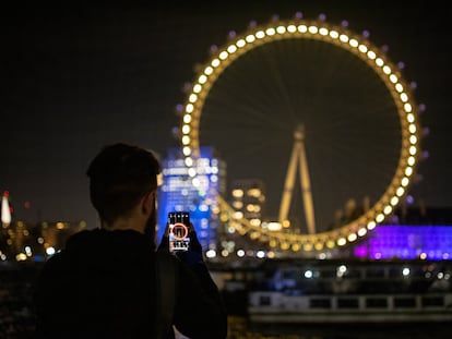 Usuario de móvil en Londres.