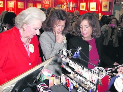 La infanta Pilar de Borb&oacute;n y Ana Botella, durante la inauguraci&oacute;n del Rastrillo Nuevo Futuro, ayer en Madrid.