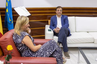 La presidenta de la Asamblea, Blanca Martín, durante una reunión con el presidente en funciones de la Junta de Extremadura y líder del PSOE, Guillermo Fernández Vara, en la Cámara regional, este martes.