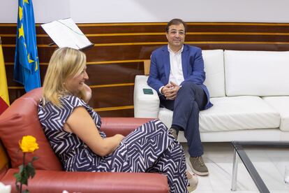 La presidenta de la Asamblea, Blanca Martín, durante una reunión con el presidente en funciones de la Junta de Extremadura y líder del PSOE, Guillermo Fernández Vara, en la Cámara regional, este martes. 